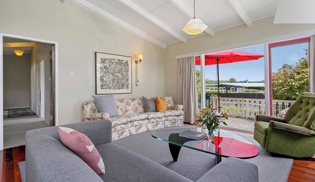 Kiwiana Cottage 1 minute walk to the lake