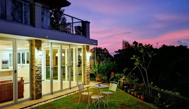 KK Luxury Villa+Swimming Pool. 15pax.KK山顶休豪华闲度假屋私人泳池, 女佣包括 和免费机场接送服务