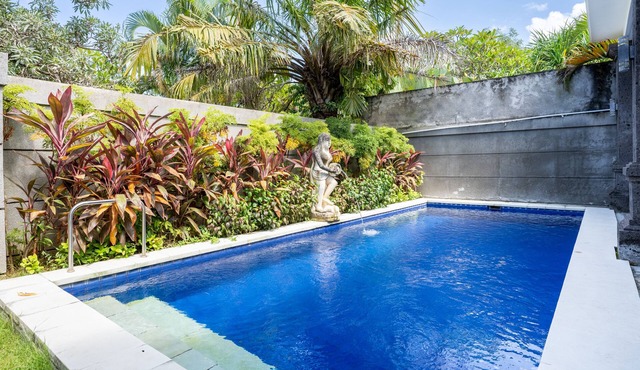 KL3006, 3 Bedroom en-closed living room, Villa walk to Beach Legian