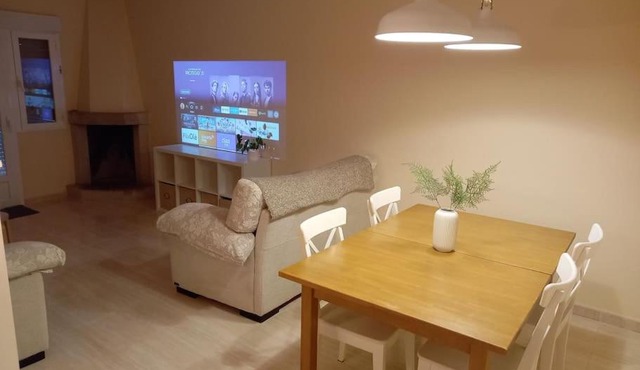 Klein Gredos: Modern 3 bedroom unit with fireplace and aircon .