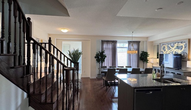 Kleinburg Luxe Crown Town Residence