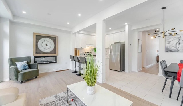 Kleinburg/Vaughan/Brand New/Contemporary/Cozy+ 4 Bedroom/Near Airport/Hwy 427.