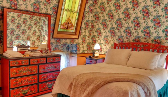 Klompen Suite at Pella Mansion