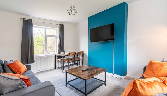 Kneeton Vale - Modern 4 bedroom with dining for 6 and enclosed rear garden