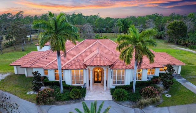 Knickerbocker Estate: Exclusive 9-BR Getaway in Naples. Enjoy Private Pool, Outdoor Dining, and Expansive Grounds, Experience Tranquility with Easy Access to Naples' Best!