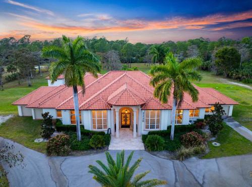 Knickerbocker Estate - Exclusive 9 BR Getaway in Naples! Enjoy Private Pool, Outdoor Dining and Expansive Grounds Experience Tranquility with Easy Access to Naples Best!