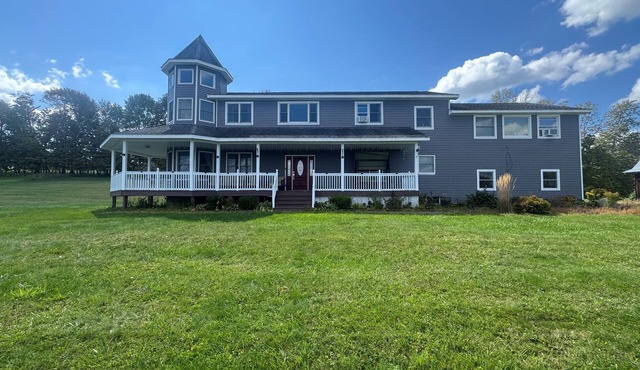 Knight's landing- Large home, long distance views, under 10 miles to ASV