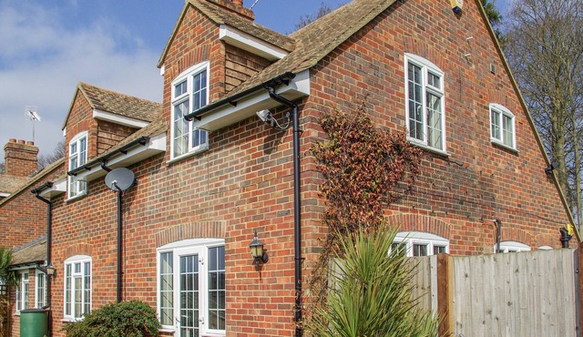 KNIGHTS COTTAGE, family friendly, with open fire in Hollingbourne