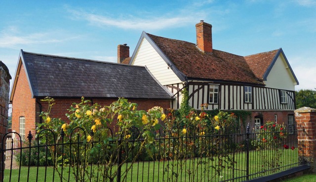 KNIGHTS FARM, pet friendly, character holiday cottage in Harkstead