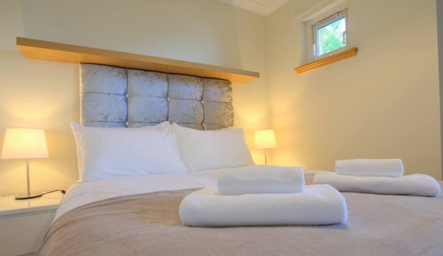 Knightsridge House Apartment near M8