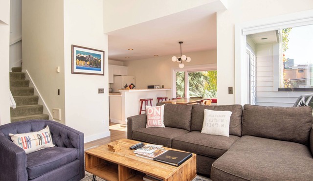 Knob Hill Ridge Townhome 1 - Modern Decor Right in Downtown and Pet Friendly