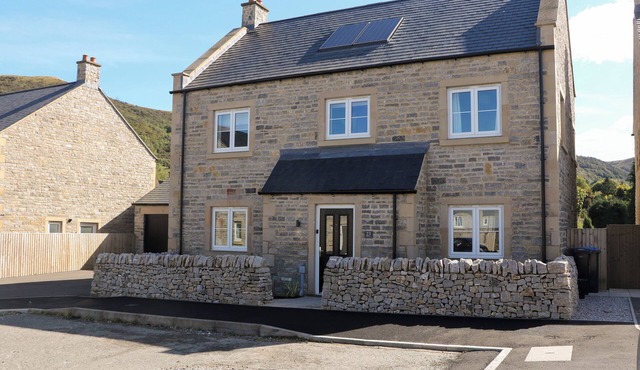 KNOLL VIEW, family friendly, with a garden in Bradwell