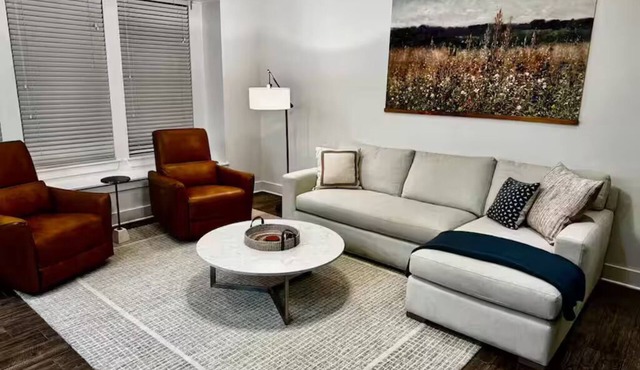 Knollwood Retreat - 3BR + Office/Sunroom, Sleeps 7