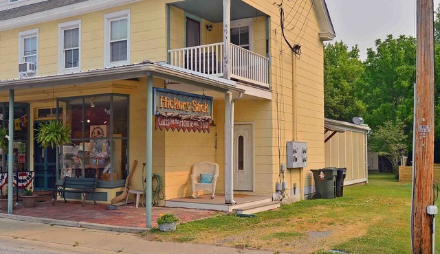 Knot's Landing, spacious Apt. downtown Rock Hall