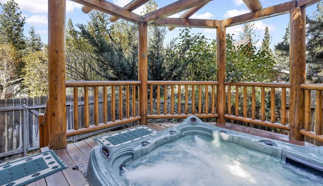 Knotty and Nice Big Bear- Hot Tub- Lakeside Log Cabin