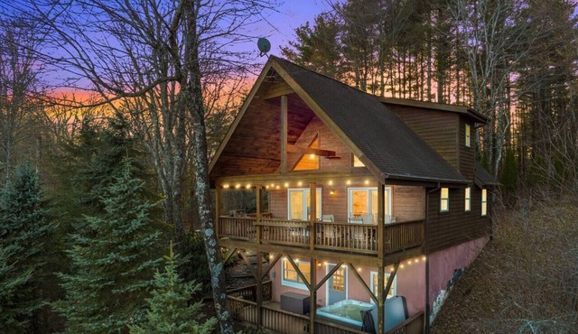 'Knotty By Nature' Cozy Cabin w/View and Hot Tub