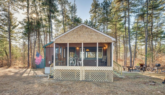 'Knotty Kabin' Rustic Waterboro Cabin By Lake