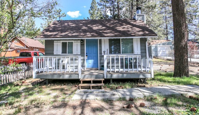 Knotty Knight - Cozy 2 Bedroom Cabin, Walk to the Village and Lake