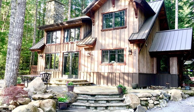 Knotty Lodge – Rustic Charm + Modern Comfort near Mt. Baker, Hot Tub, WiFi