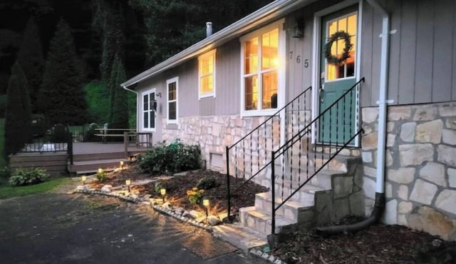 Knotty & Nice Cottage Mountain Views, Near Tail of the Dragon, & Fontana Village