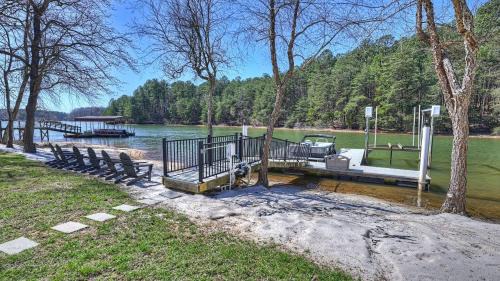 Knotty Pines by AvantStay Lake Views Renovated
