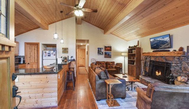 Knotty Pine Cabin - Remodeled, Close to Lake