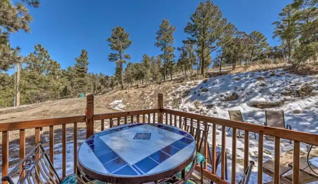 'Knotty Pine' Cabin w/ Private Hot Tub