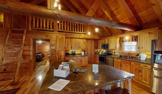 Knotty Pine cabin w/pond, hot tub, pool table close to hiking