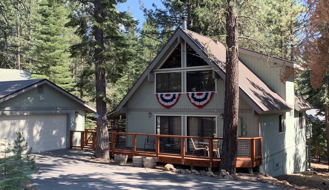 Knotty Pine Family Cabin (Tahoe Donner) - Dogs Welcome!