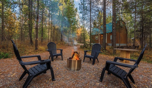 Knotty Pine, Fire Pit, AC, 7 Minutes to Glacier
