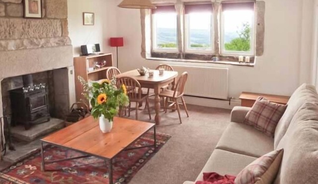 KNOWLE LODGE, pet friendly, character holiday cottage in Cragg Vale