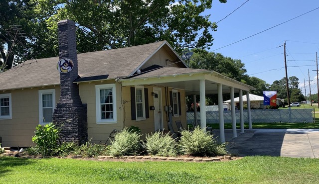 Known as the LSU house this 3 bedroom Cajun cottage is located 1 min from LSUE!