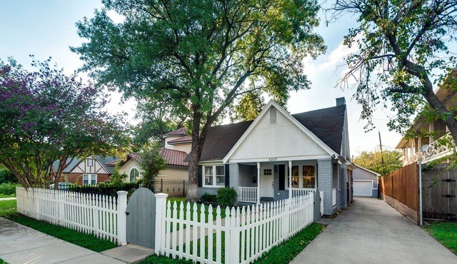 Knox Henderson, great location, restaurants and shops minutes away!