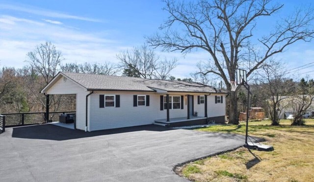 Knox Retreat ~ Cozy Home w/Outdoor Entertainment