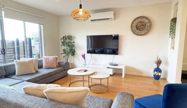 Knoxfield 4-BRM Retreat Home Golf Course Free WiFi