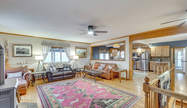 Knoxville Home: On-Site Hiking & Outdoor Kitchen!