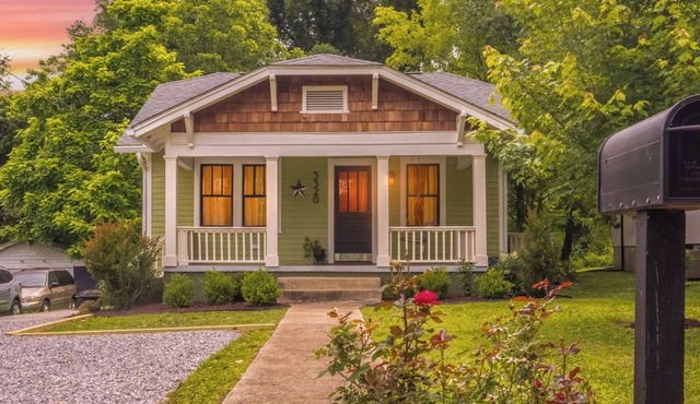 Knoxville-Sleeps 6-3 bedrooms and 2 baths