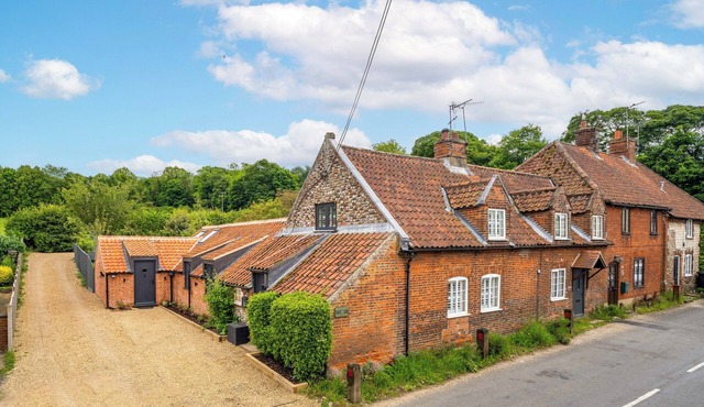 Knyvetts: sleeps 6 (3 double beds), pretty garden