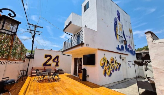 Kobe Bryant vacation getaway - 5 minutes to Rodeo Drive, Game console, Hot Tub