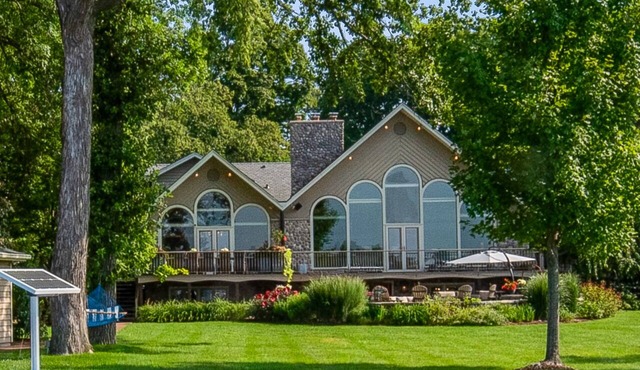 Kohl Manor Luxury Lake 8-br exclusive retreat Pool, Cinema, Arcade on LacLaBelle