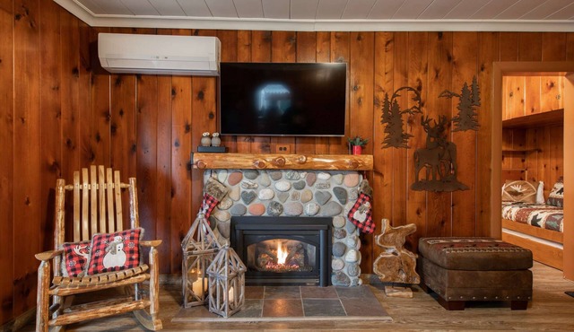 Koi Story Cabin - Lakefront, near Bike Trail