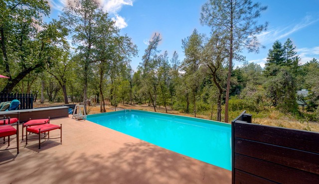 Kokanee Grove ~ Shasta Lake 2ac Estate ~ Pool/HotTub/GameRoom ~Central Location!