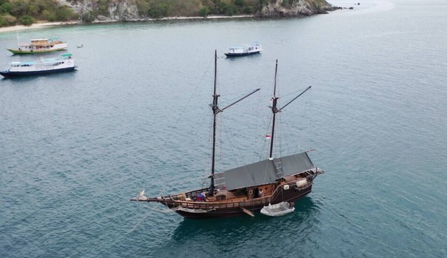 Komodo Pirate Boat - Phinisi Liveaboard