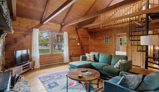Kona's Cozy Cabin — King Bed, Fireplace, Pet Friendly, Near Hiking and Wineries