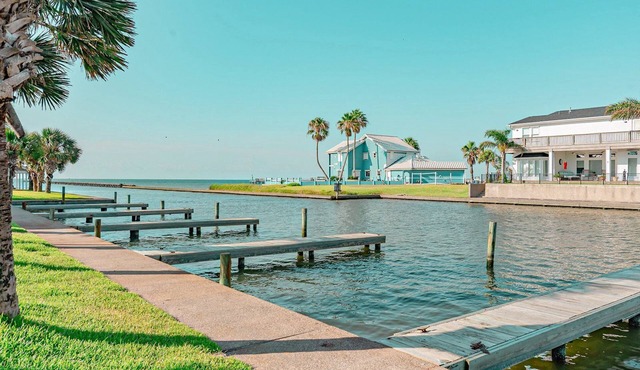 Kontiki Bayfront by Miss Kitty’s