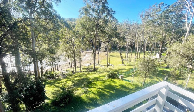 Kookabana, is a peaceful Lakefront getaway,kayaks,wi-fi on SmithsLake