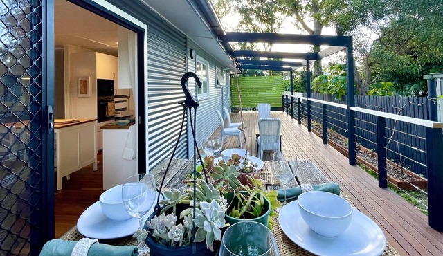 Kookaburra Cottage on sub-tropical island near Dalpura Beach