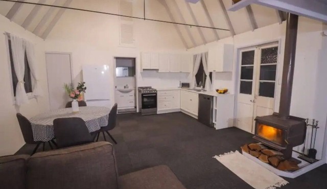 Kookaburra Cottage, Country escape. Pet friendly.