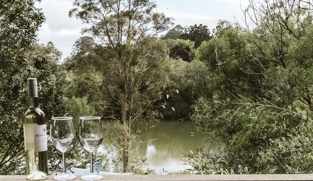 Kookaburra Cottage - 2 Bedroom, 2 Bathroom Cottage with Lake View