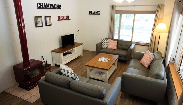 Kookaburra Cottage Hunter Valley central to wineries, restaurants & attractions